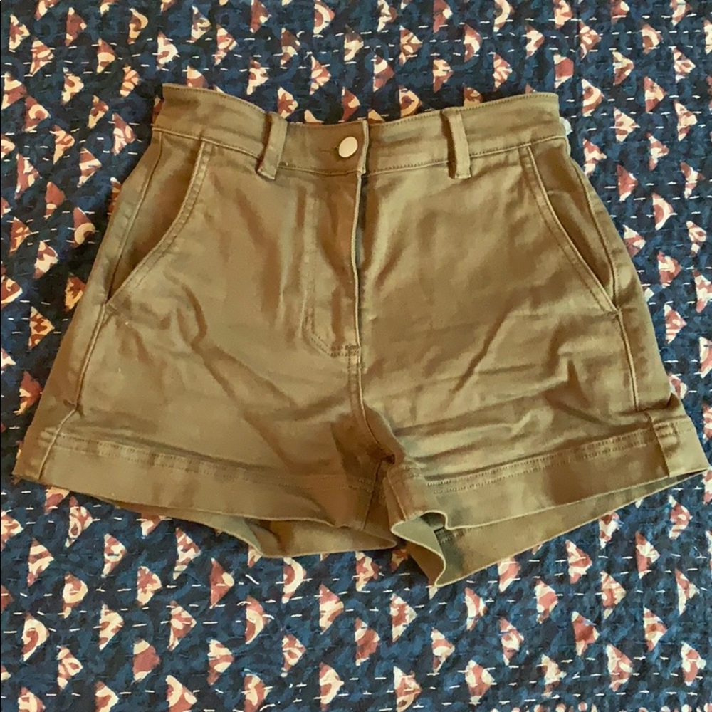 Army green high-waisted shorts